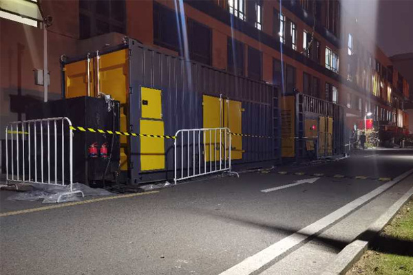 荆门柴油发电机组的输出电压是如何调节的？